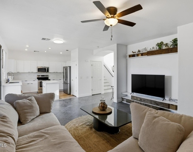 220 W Beechnut Place - Photo Thumbnail 7