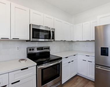 220 W Beechnut Place - Photo Thumbnail 12