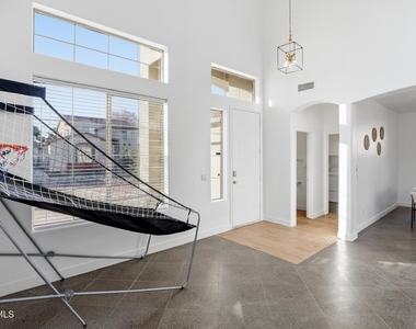 220 W Beechnut Place - Photo Thumbnail 3