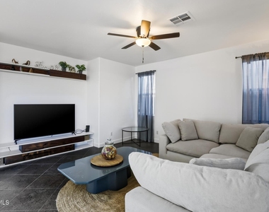 220 W Beechnut Place - Photo Thumbnail 11
