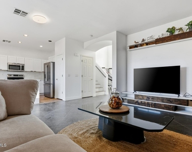 220 W Beechnut Place - Photo Thumbnail 8