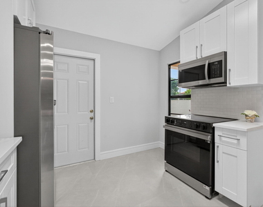 10924 Roebelini Palm Court - Photo Thumbnail 7