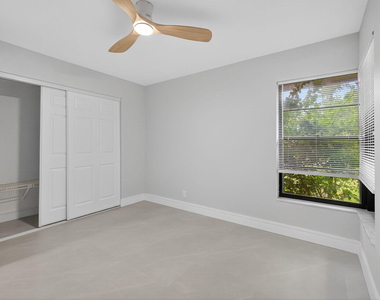 10924 Roebelini Palm Court - Photo Thumbnail 24