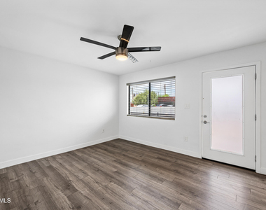 3131 E Fairmount Avenue - Photo Thumbnail 3