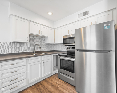 3131 E Fairmount Avenue - Photo Thumbnail 6