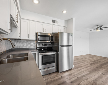 3131 E Fairmount Avenue - Photo Thumbnail 7