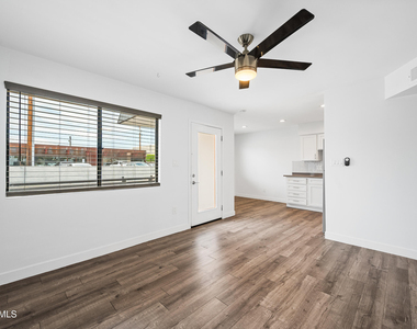 3131 E Fairmount Avenue - Photo Thumbnail 4
