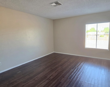 4466 W Palmaire Avenue - Photo Thumbnail 11