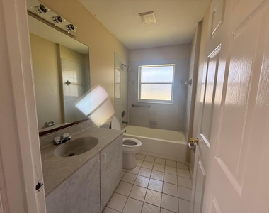 1765 Sw Desert Avenue - Photo Thumbnail 3
