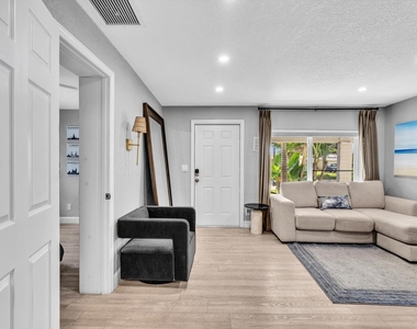 5365 N Andrews Avenue - Photo Thumbnail 6