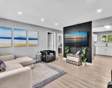 5365 N Andrews Avenue - Photo Thumbnail 3