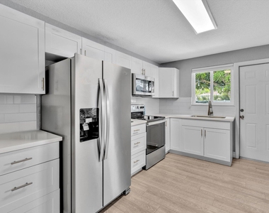 5365 N Andrews Avenue - Photo Thumbnail 16