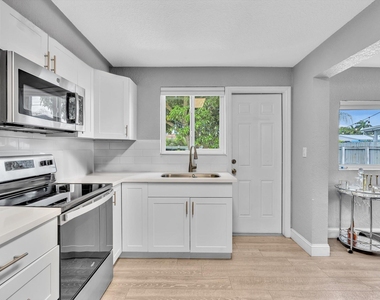 5365 N Andrews Avenue - Photo Thumbnail 18