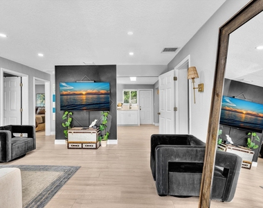 5365 N Andrews Avenue - Photo Thumbnail 2