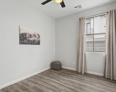 2090 S Dorsey Lane - Photo Thumbnail 4