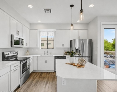 2090 S Dorsey Lane - Photo Thumbnail 12