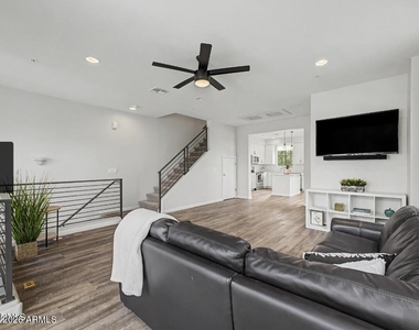 2090 S Dorsey Lane - Photo Thumbnail 3