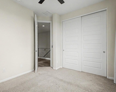 2090 S Dorsey Lane - Photo Thumbnail 5