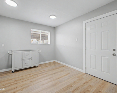 1925 W Village Drive - Photo Thumbnail 7