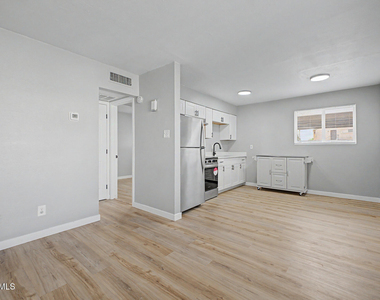 1925 W Village Drive - Photo Thumbnail 9