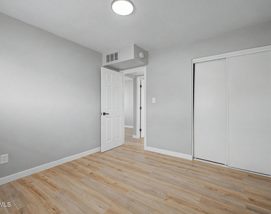 1925 W Village Drive - Photo Thumbnail 12