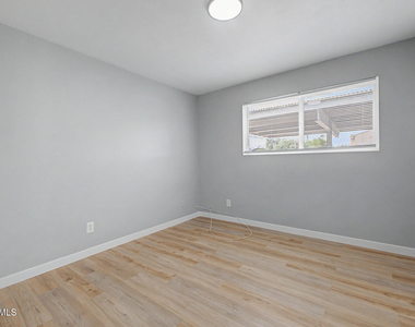 1925 W Village Drive - Photo Thumbnail 15