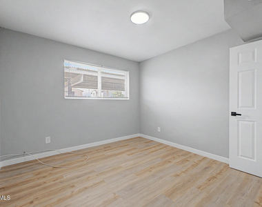 1925 W Village Drive - Photo Thumbnail 13