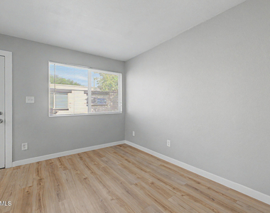1925 W Village Drive - Photo Thumbnail 5