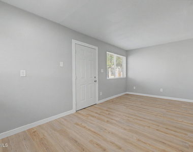 1925 W Village Drive - Photo Thumbnail 6