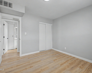 1925 W Village Drive - Photo Thumbnail 16