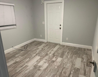 817 S L Street - Photo Thumbnail 2