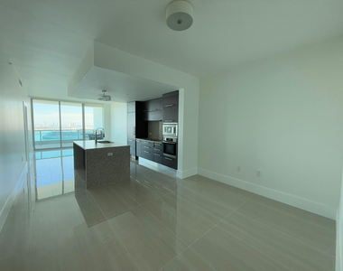 900 Biscayne Boulevard - Photo Thumbnail 2
