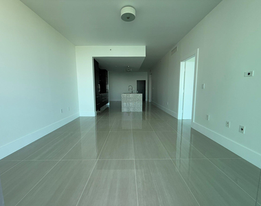 900 Biscayne Boulevard - Photo Thumbnail 1