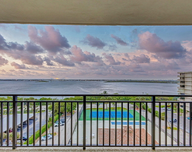 5460 N Ocean Drive - Photo Thumbnail 30