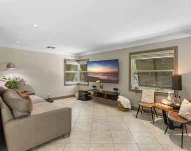 4050 Nw 7th Lane - Photo Thumbnail 5