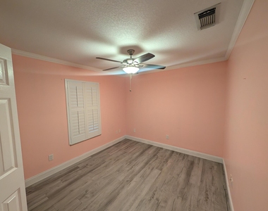 625 Coconut Avenue N - Photo Thumbnail 15
