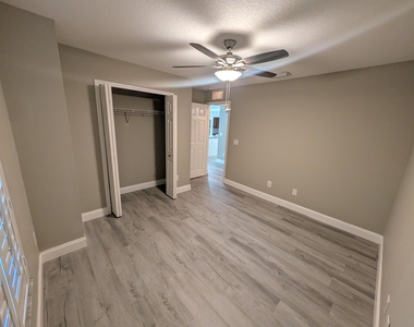 625 Coconut Avenue N - Photo Thumbnail 12