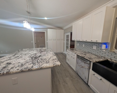 625 Coconut Avenue N - Photo Thumbnail 4