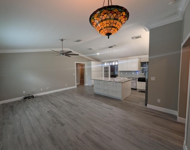625 Coconut Avenue N - Photo Thumbnail 10