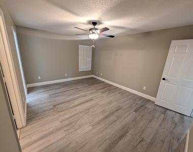 625 Coconut Avenue N - Photo Thumbnail 17