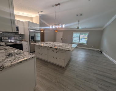 625 Coconut Avenue N - Photo Thumbnail 8