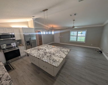 625 Coconut Avenue N - Photo Thumbnail 7