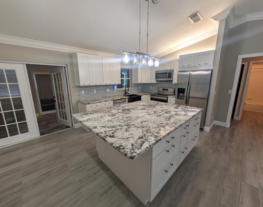 625 Coconut Avenue N - Photo Thumbnail 6