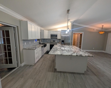 625 Coconut Avenue N - Photo Thumbnail 5