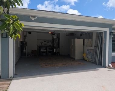 625 Coconut Avenue N - Photo Thumbnail 1