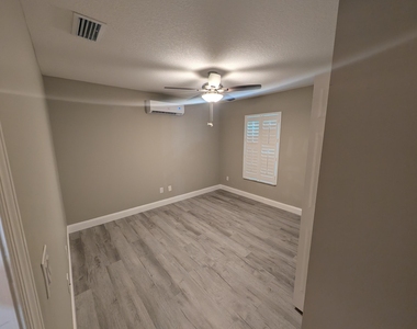 625 Coconut Avenue N - Photo Thumbnail 11