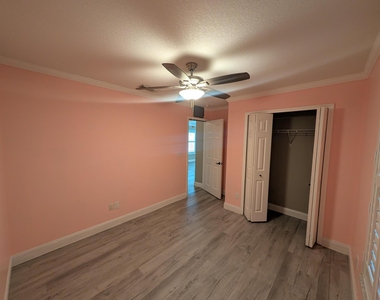 625 Coconut Avenue N - Photo Thumbnail 16