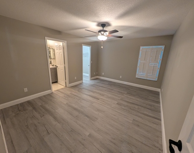 625 Coconut Avenue N - Photo Thumbnail 23