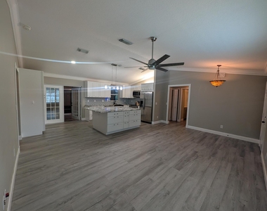 625 Coconut Avenue N - Photo Thumbnail 9
