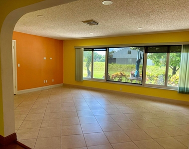 2886 Fernley Drive E - Photo Thumbnail 14